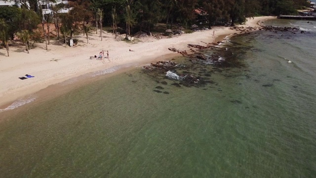 美丽的海滩在琅度假村-富国岛视频素材