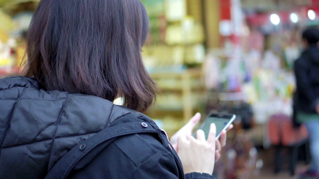 年轻女子在旅行中探索城市地图视频素材