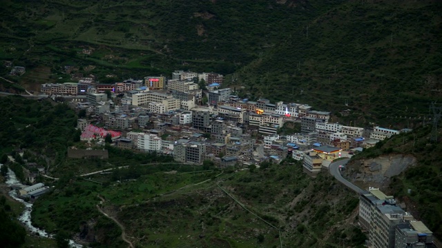 鸟瞰图:夏夜日隆镇或四姑娘山镇视频素材