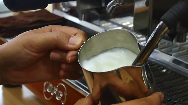 咖啡师在咖啡机里蒸牛奶视频素材