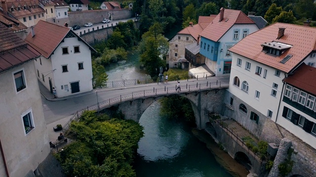 卷尾猴桥的航拍，Škofja Loka。视频素材