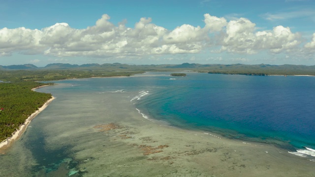 Siargao岛和海洋，鸟瞰图视频素材