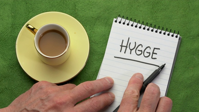 Hygge，丹麦的生活方式概念-在记事本上手写视频素材