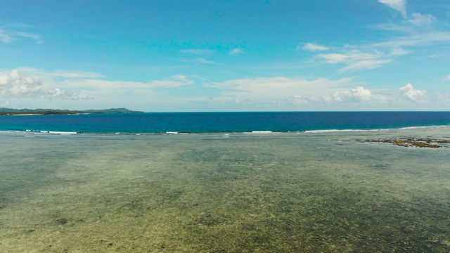 Siargao岛和海洋，鸟瞰图视频素材