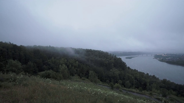 公园里的暴风雨天气以时间推移的方式呈现。视频下载