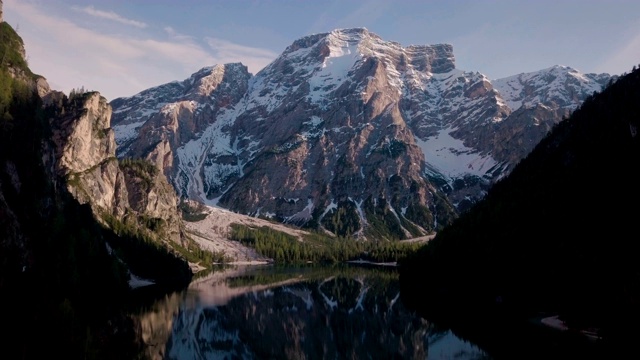 从空中拍摄的Dolomites地区的Lago di braes。视频素材