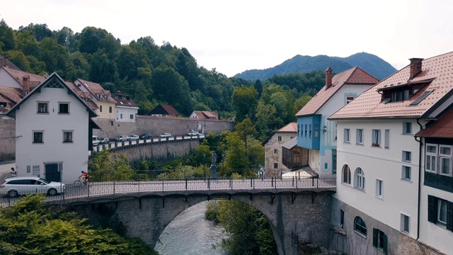 卷尾猴桥的航拍，Škofja Loka。视频素材