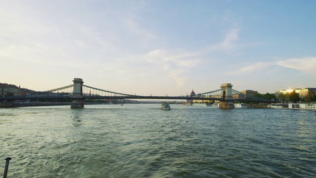 SzÃ©chenyi Chain Bridge and Danube River视频素材