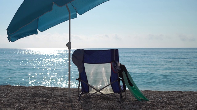 日落时分，海滩上的遮阳棚和日光浴床视频素材