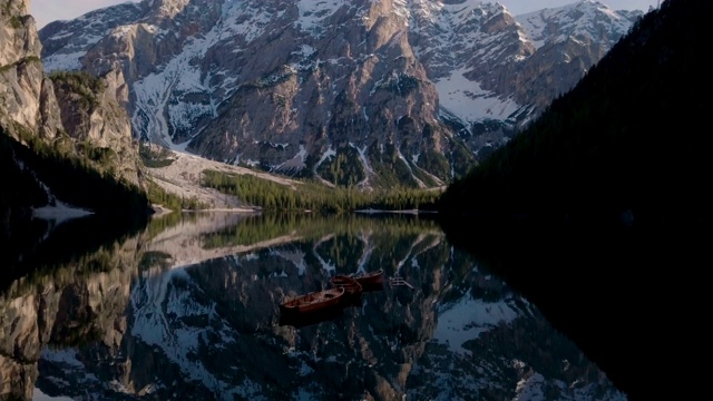 从空中拍摄的Dolomites地区的Lago di braes。视频素材