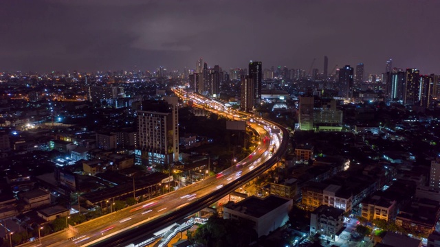 汽车在高速公路路口行驶的鸟瞰图的Hyperlapse。桥梁道路在建筑结构和交通概念上。前视图。曼谷夜市，泰国。视频素材