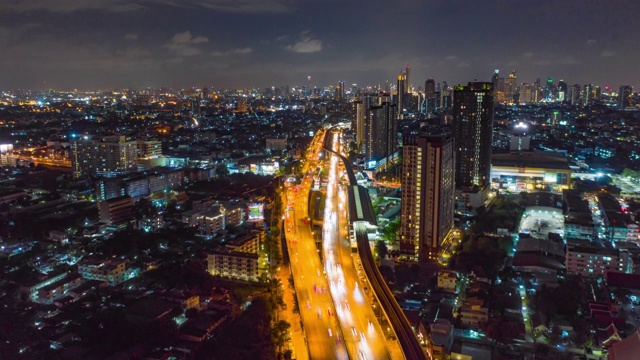 汽车在高速公路路口行驶的鸟瞰图的Hyperlapse。桥梁道路在建筑结构和交通概念上。前视图。曼谷夜市，泰国。视频素材