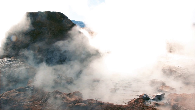 智利阿塔卡马沙漠El Tatio间歇泉中的间歇泉。视频素材