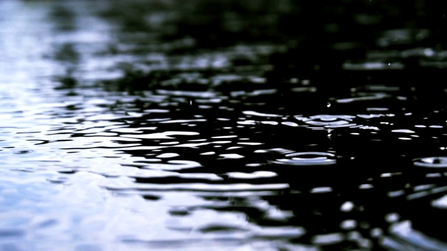 雨水落在水面上视频素材