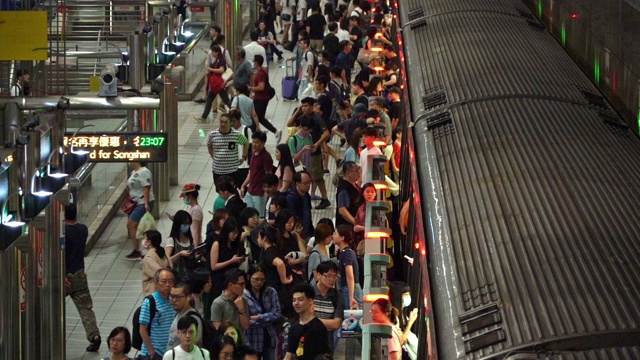 慢动作的人群与火车在地下铁路隧道。台湾台北市交通背景下的地铁。视频素材