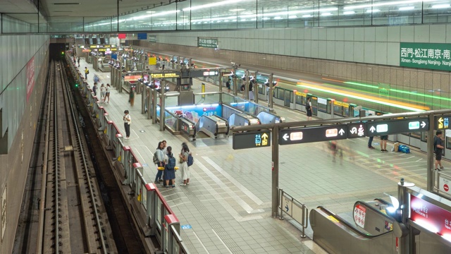 时间流逝的人群与火车在地下铁路隧道。台湾台北市交通背景下的地铁。视频素材