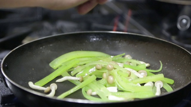 厨师用平底锅烹煮蔬菜和蘑菇视频素材