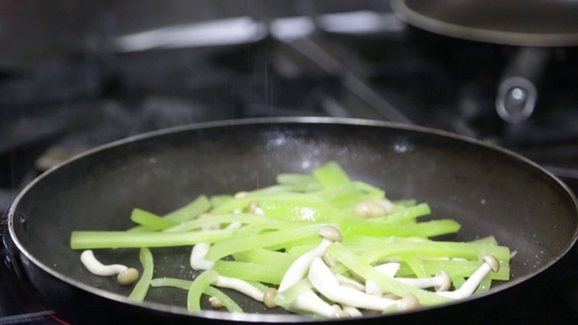 厨师用平底锅烹煮蔬菜和蘑菇视频素材