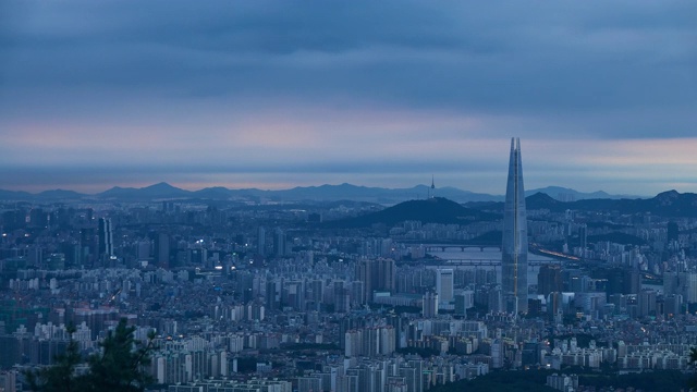 韩国首尔，乐天世界大厦和附近市中心地区的日落和夜景视频素材