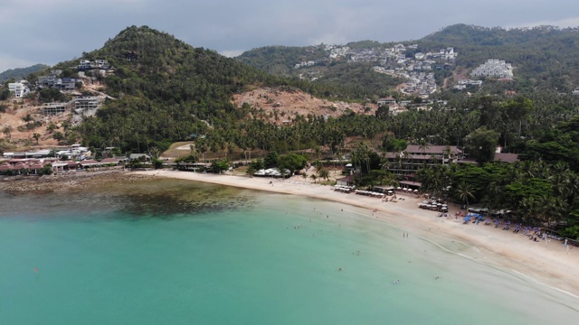 美丽的多山岛屿和海湾。在泰国苏梅岛，太平洋海湾和丘陵岛屿的鸟瞰图，不可逾越的森林引发了正在建设中的森林砍伐问题。视频素材