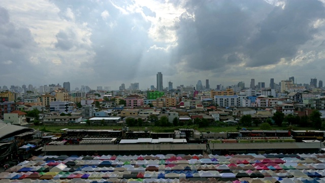 火车夜市Ratchada (Talad Rot Fai)是泰国曼谷非常有名的购物街小吃视频素材