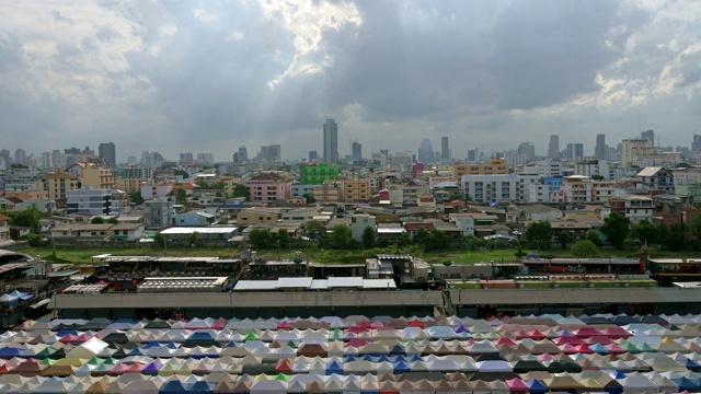 火车夜市Ratchada (Talad Rot Fai)是泰国曼谷非常有名的购物街小吃视频素材