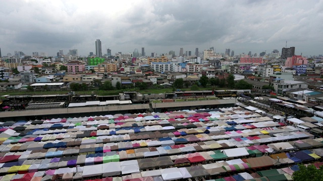 火车夜市Ratchada (Talad Rot Fai)是泰国曼谷非常有名的购物街小吃视频素材