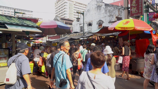 吉隆坡Jalan petaling繁忙的街道上挤满了游客视频素材