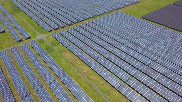 太阳能电池板农场的观点，使清洁电力(太阳能电池)视频素材