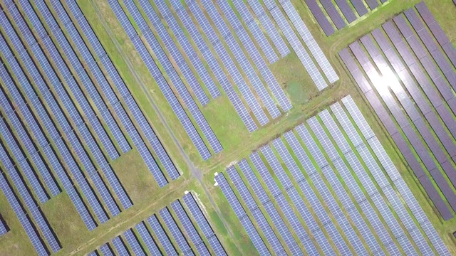 太阳能电池板农场的观点，使清洁电力(太阳能电池)视频素材