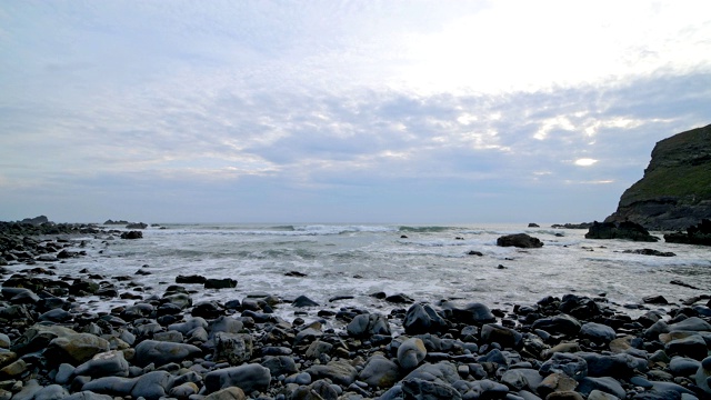 岩石海岸春天，达克池海滩，布德，北康沃尔，英格兰，英国，欧洲视频素材