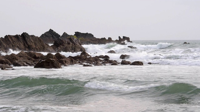 岩石海岸春天，达克池海滩，布德，北康沃尔，英格兰，英国，欧洲视频素材