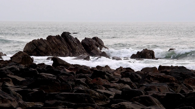 岩石海岸春天，达克池海滩，布德，北康沃尔，英格兰，英国，欧洲视频素材