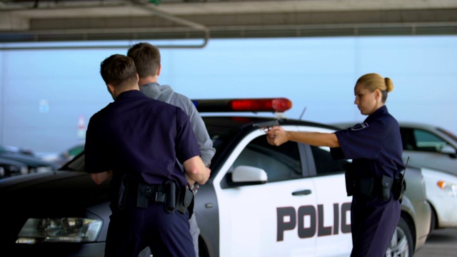 警察伙计们逮捕危险的罪犯，戴着手铐和瞄准枪视频素材