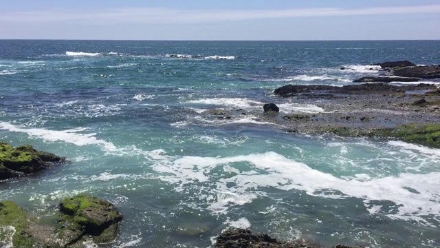 海浪在多岩石的海滩上翻滚视频素材