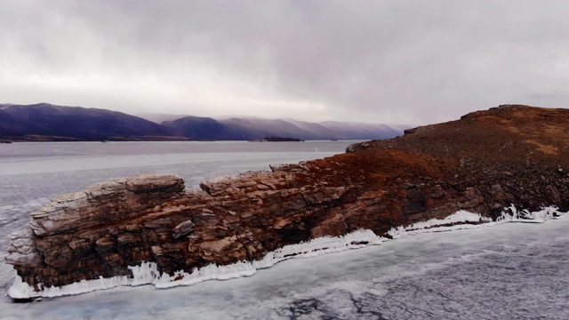 位于俄罗斯贝加尔湖Ogoy岛的Cape Dragon。视频素材