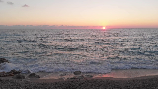 美丽的日落在海滩上的海洋，夏天的背景视频素材