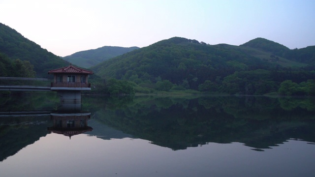 永碧湖，位于韩国忠清道南部的修山视频素材