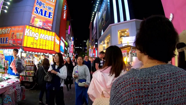 明洞市场的超延时。韩国首尔，人们晚上走在购物街上视频素材