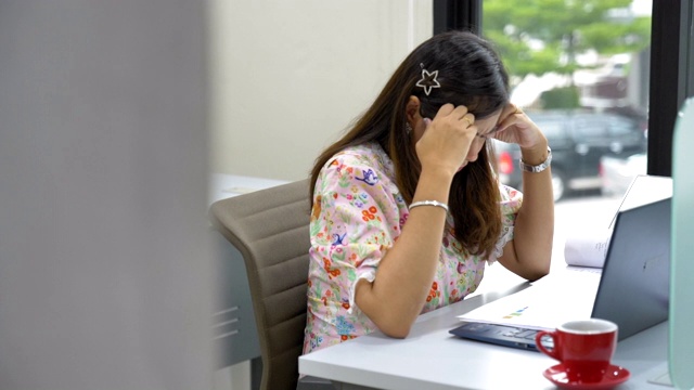 场景慢镜头商业亚洲女人沮丧地使用笔记本电脑，概念人与科技斗争视频素材