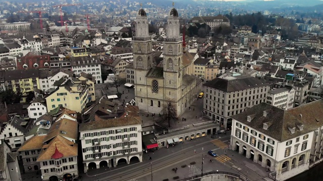 利马特河畔和瑞士Zürich的Grossmünster教堂视频素材