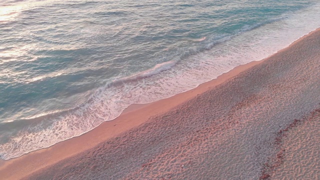 日落时，美丽清澈的海浪到达沙滩视频素材