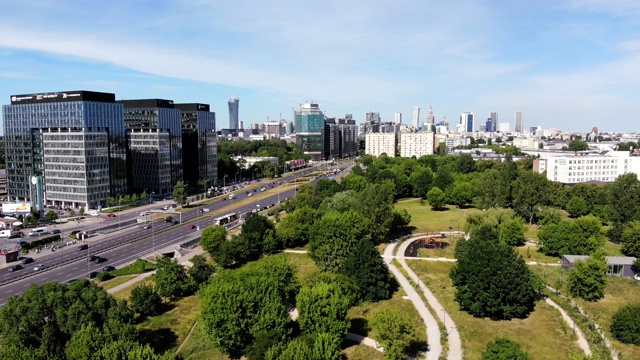 波兰Park Zachodni的无人机摄像头拍摄的华沙景观视频。视频素材