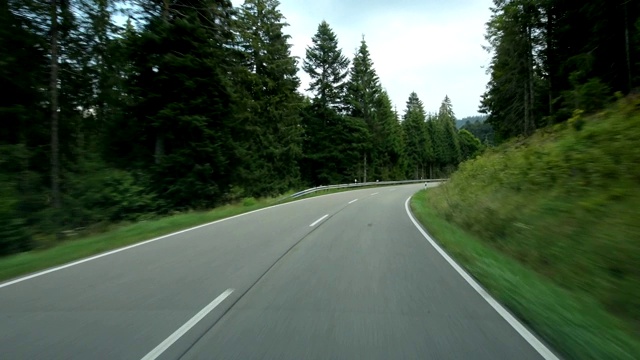 POV在乡村道路(联邦路500 Schwarzwaldhochstrasse)在夏天，黑森林，Baden-Württemberg，德国视频素材