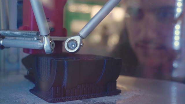 一个3D打印机的特写，创造了部分工业设计。视频素材