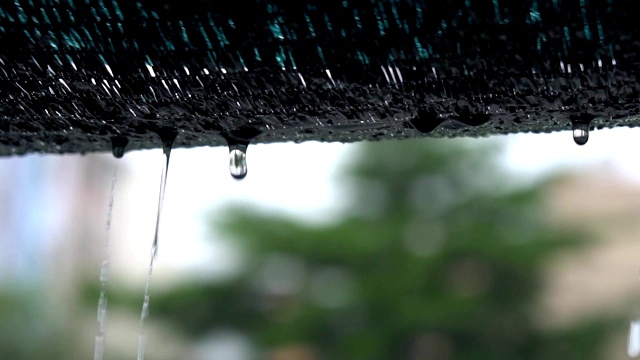 雨从屋顶滴落下来。雨关闭。视频素材