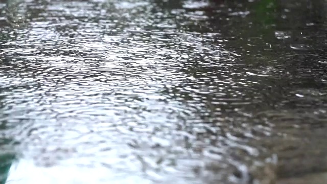 雨滴在水面上打转。视频素材