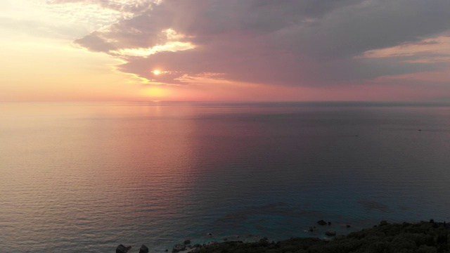 空中全景平静的日落在海洋，夏季背景视频素材