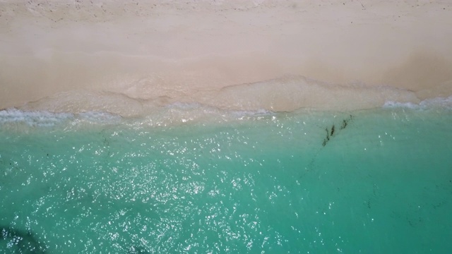 海浪在马尔代夫，俯视图组成视频素材