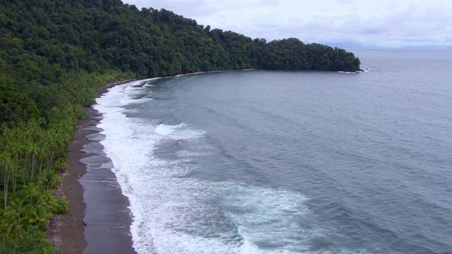 海岸线鸟瞰图与郁郁葱葱的风景，哥伦比亚视频素材